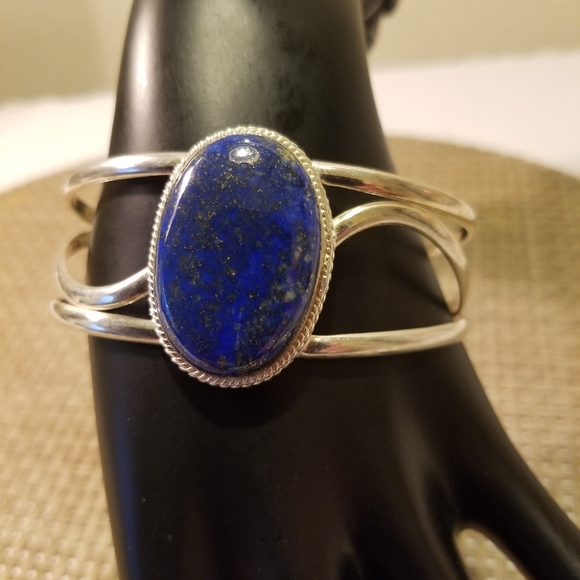 CLASSY BRACELET NWOT - Picture 2 of 10